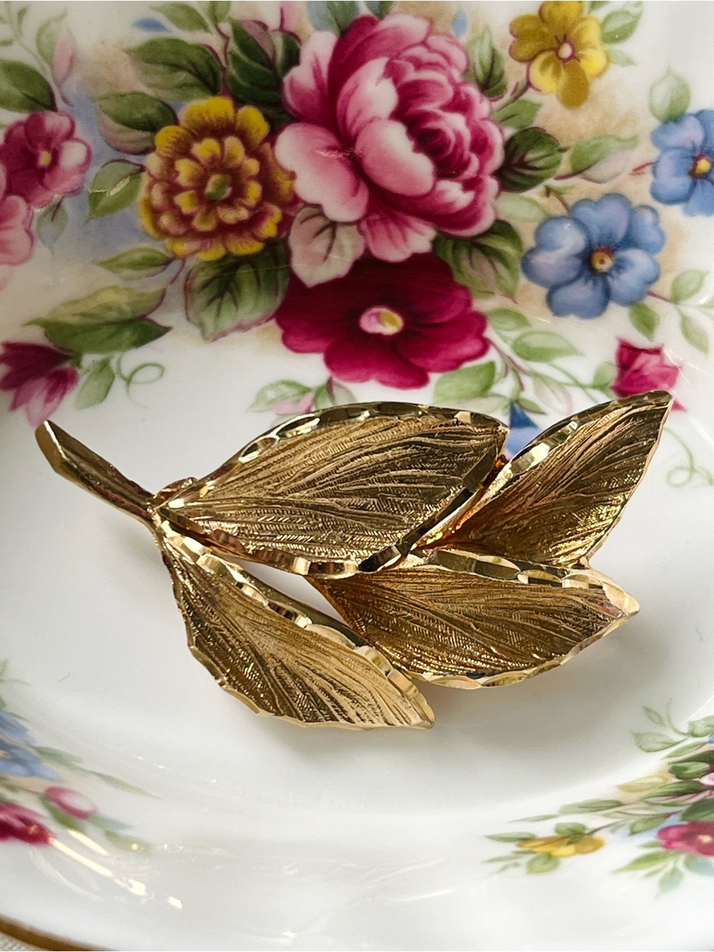 Vintage Gold Tone Diamond Cut Leaf Brooch Heavy Statement Pin 2"